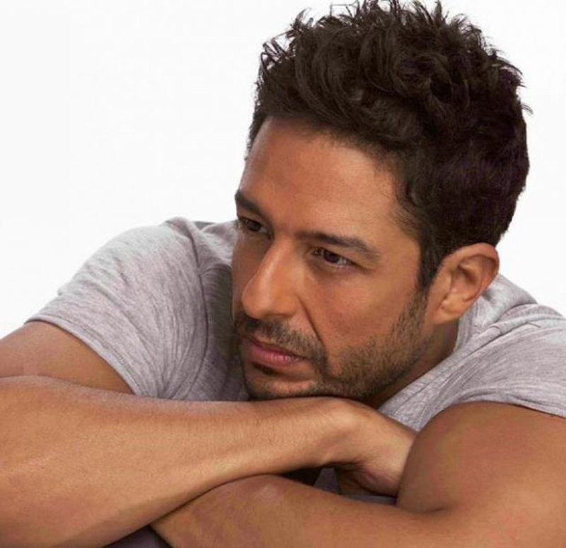 فيديو هذا هو السبب الحقيقي الذي دفع محمد حماقي للموافقة على حضور حفل زفاف إحدى معجباته!
